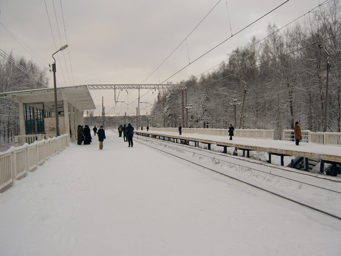 [Люди+мерзнут+на+платформе.JPG]