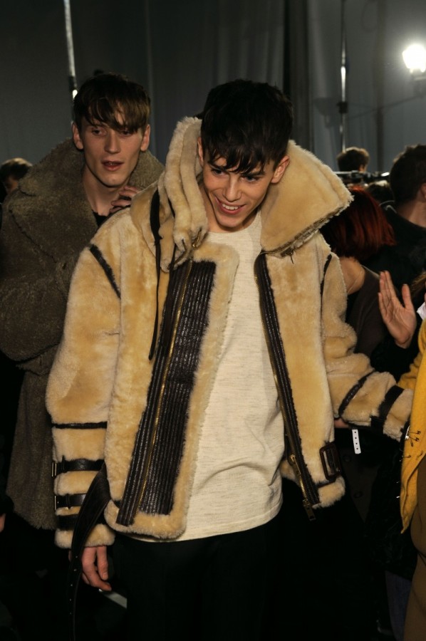 [Backstage+at+Burberry+AW2010+Menswear+Show+36.jpg]