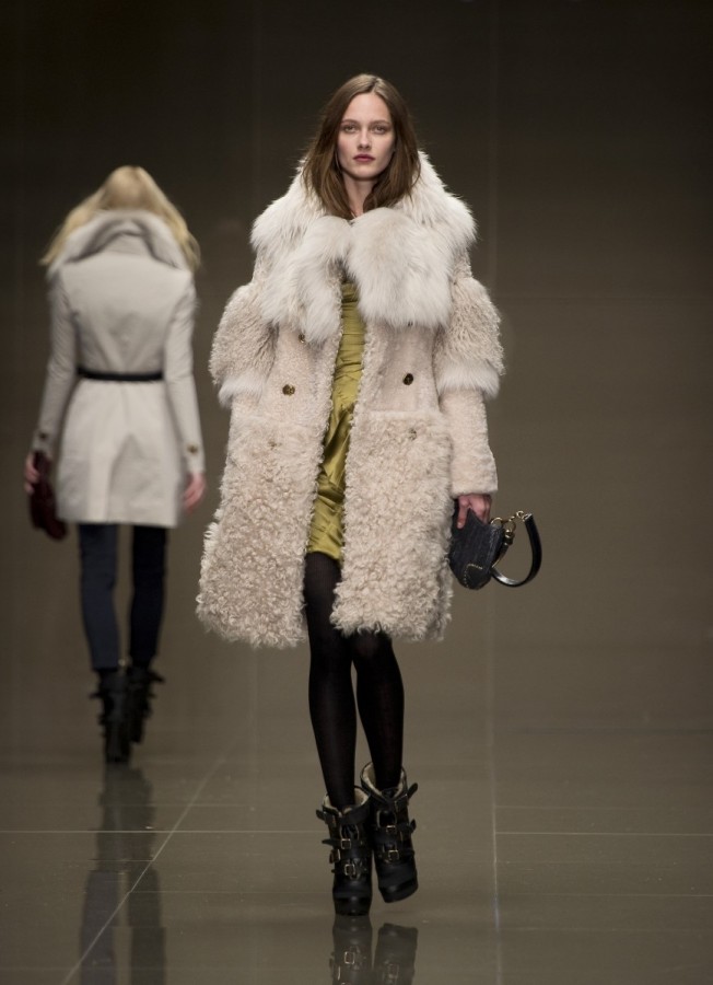 [Burberry+Autumn+Winter+2010+Womenswear+Collection++53.jpg]