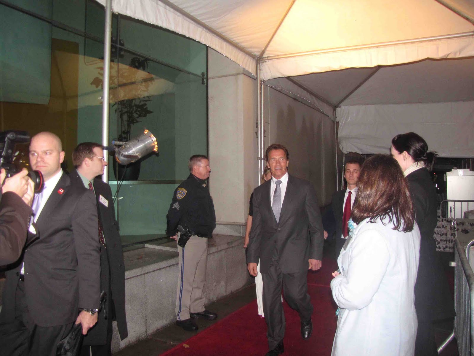 http://2.bp.blogspot.com/_OmkuGjVCURI/TQvhBXhzAiI/AAAAAAAABSQ/d6QgxBOwrU0/s1600/arnoldwalk.jpg