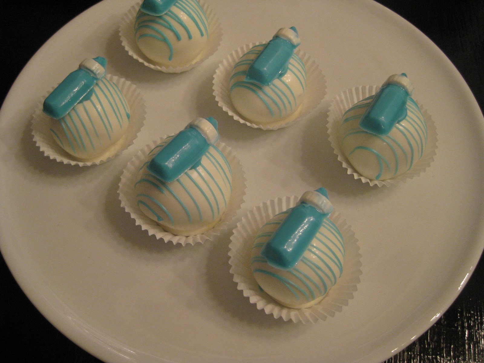 laynielou designs: Baby Shower Cake Balls