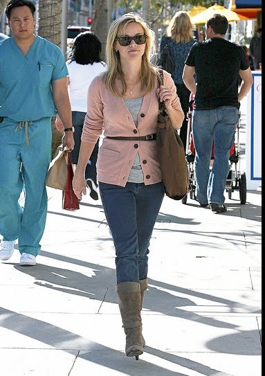 Usually I am ALL OVER Reese Witherspoon's outfits.. This one, NOT SO MUCH.