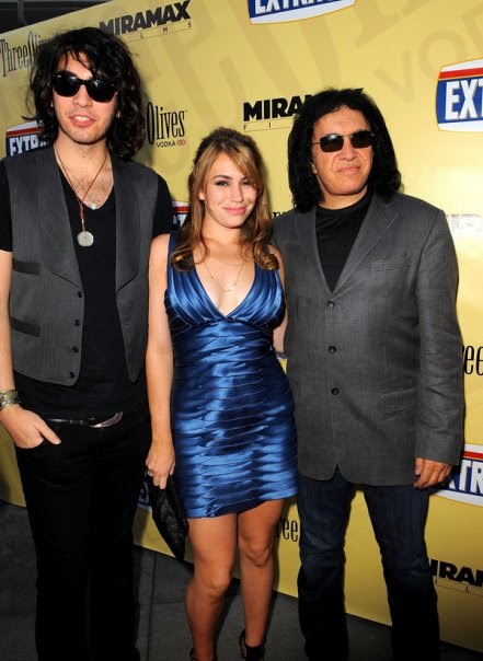 KISS ROCKEA MI MUNDO: GENE SIMMONS Y SU FAMILIA EN LA PREMIER DE "EXTRAC"