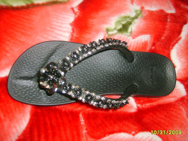 Chinelo preto com 1 flor **detalhes em prata**