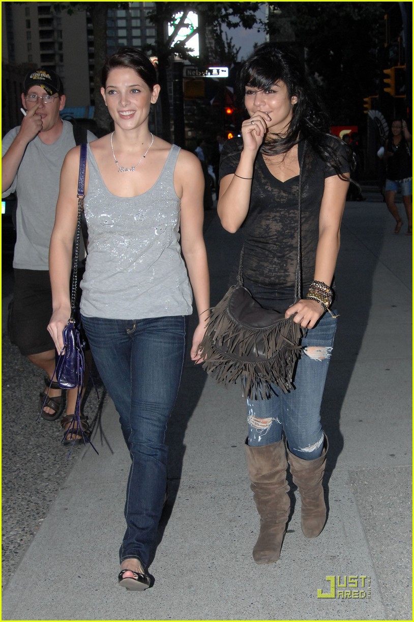 [vanessa-hudgens-ashley-greene-01.jpg]