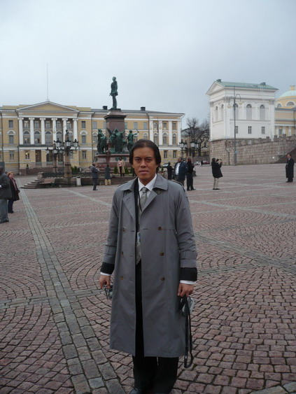 [Senator+Hamdhani+in+front+of+Finland+Parliament+building.jpg]