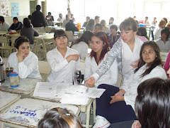 Alumnos en los festejos del colegio, compartiendo el acto y los números musicales.