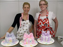Beginners bow cake class.