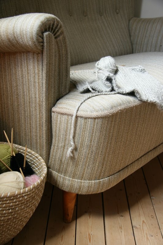 [natural_sofa_knitting.JPG]
