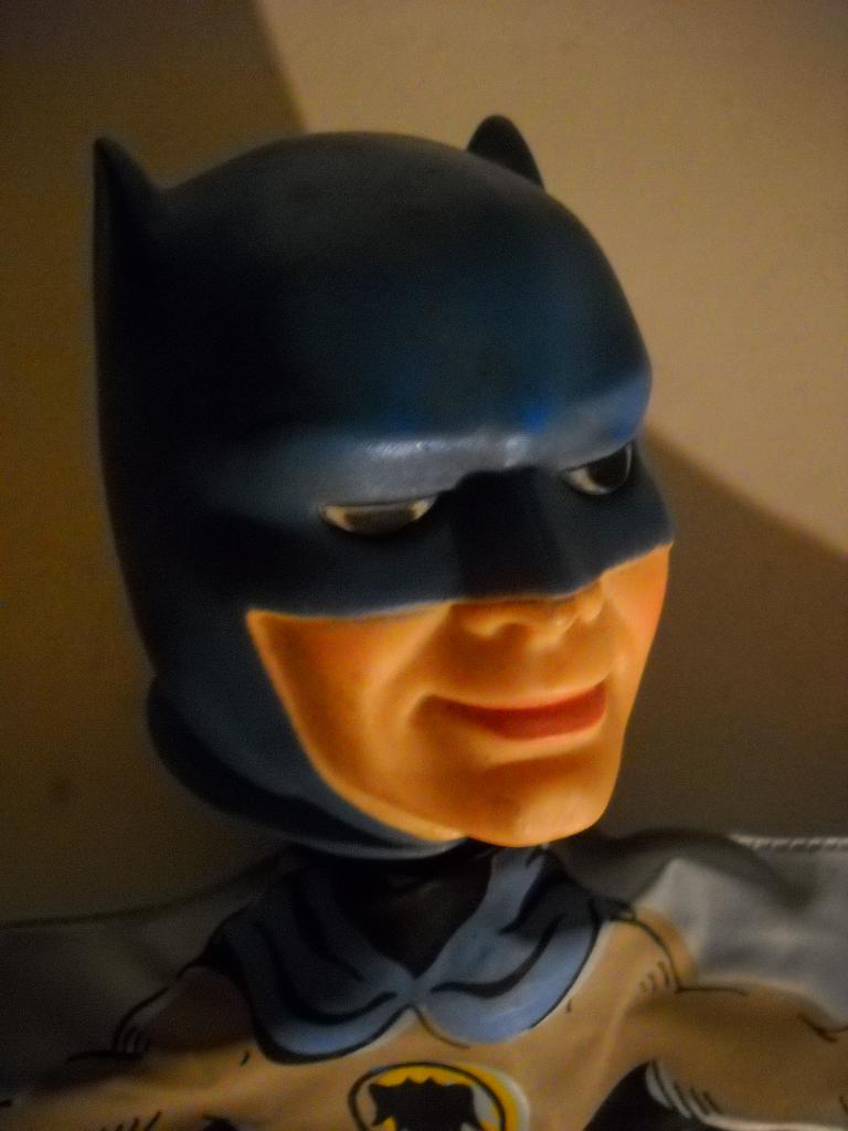 SUPER HERO COLLECTIBLES 11 VINTAGE BATMAN HAND PUPPET 1960