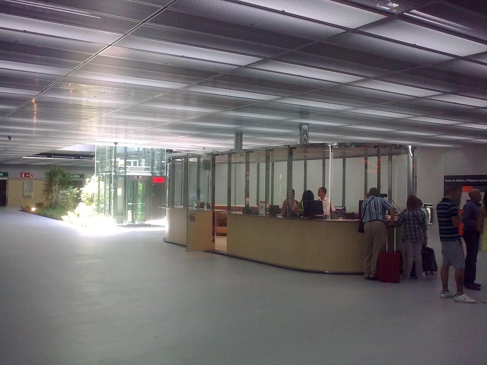 HACIENDO GUARDIA EN LA ESTACIÓN DE LOS LUCEROS Alicante Vivo