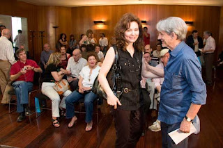 Milagros López y Basilio Martín Patino, cruzando unas palabras antes de la presentación del libro `Espejos en la niebla´