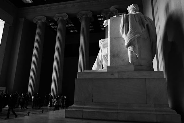 A right side view of the Lincoln Memorial in Washington D.C.