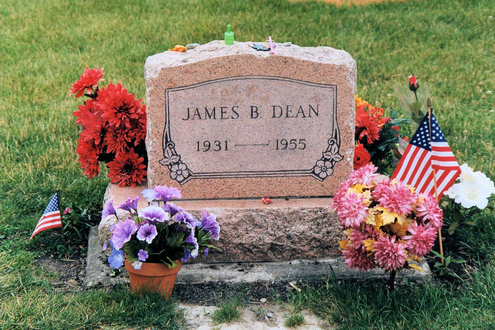 http://2.bp.blogspot.com/_PHeIVUpGYPI/S7Ur65prhJI/AAAAAAAAA8I/r6Gdb1bHTXY/s1600/JamesDEan.jpg