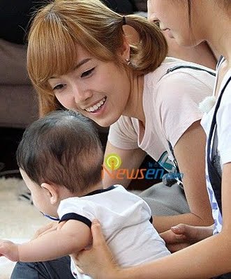 [PICS/GIFS][23-01-2012]Yoong ah~.......Mẹ hay là mẹ vợ Snsd+hello+baby+3