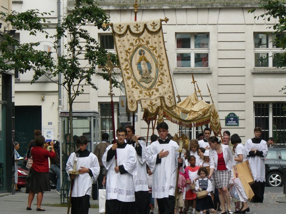 [procession1.JPG]