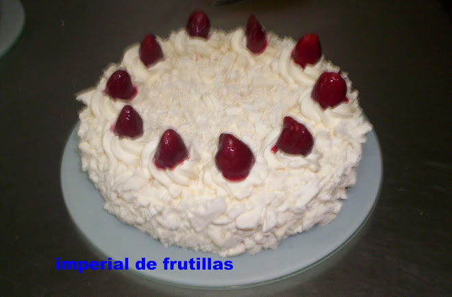 discos de merengue , crema  y frutillas