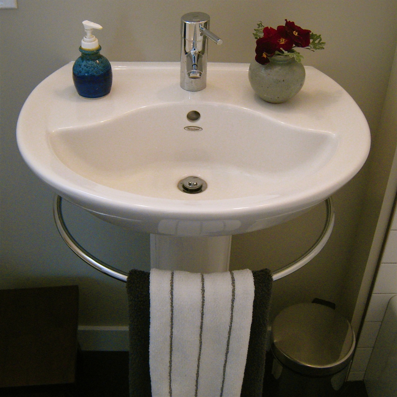 Pedestal sink towel bar. Genius! Theres no place like home... Pi ...