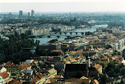 Situada na Boêmia Central, a cidade de Praga localizase sobre colinas, . (praga )