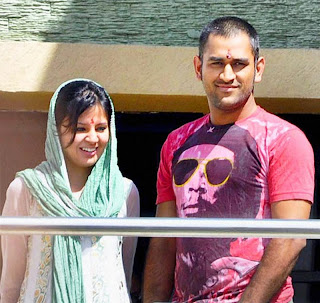 இந்தியா கிரிக்கெட் அணி வீரர்களின் ஜோடிப் போட்டா Dhoni+with+his+wife