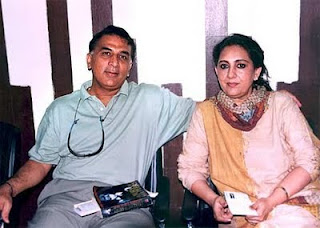 இந்தியா கிரிக்கெட் அணி வீரர்களின் ஜோடிப் போட்டா Sunil+gavaskar+with+his+wife