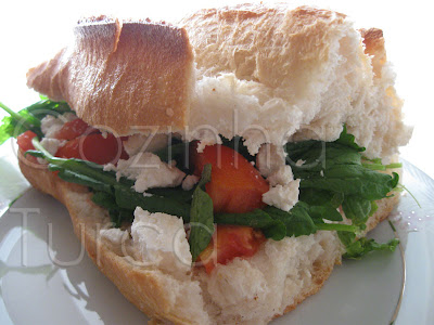 Sanduíche de Tomate e Queijo Feta (Ekmek Arası Peynir, Domates ve Tere)