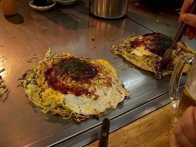 Leckere Okonomiyaki im Okonomimura in Hiroshima