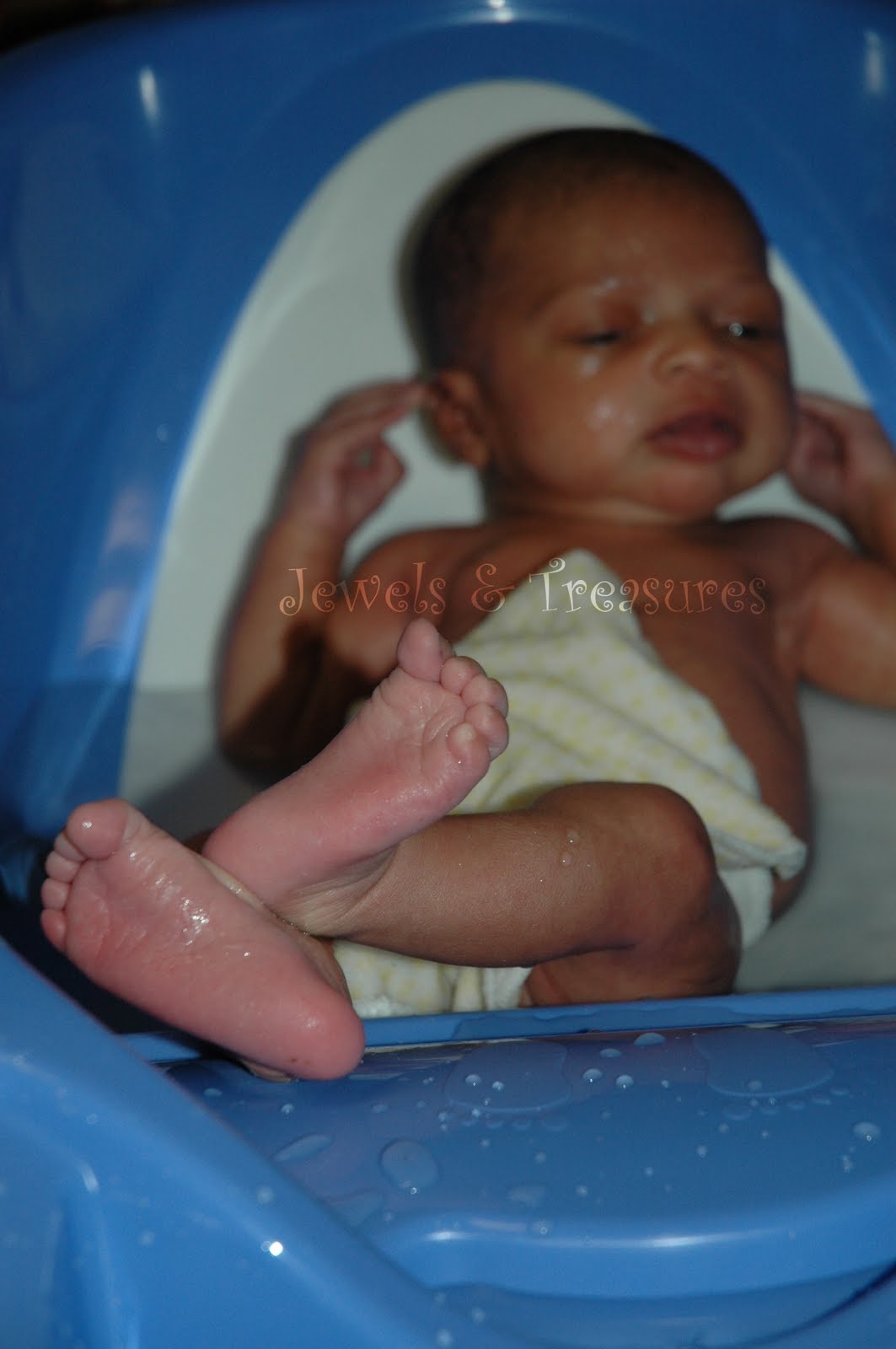 Jewels & Treasures: 4moms Cleanwater Infant Tub Review ...
