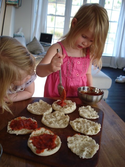 [Making+Pizzas+4.JPG]
