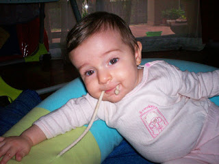 Maura comiendo una tira