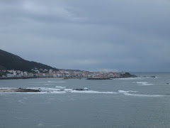 Caaveiro con mar bravo e o Son ó fondo.