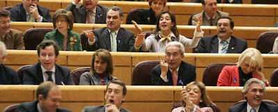 Instantánea de los senadores populares increpando a Zapatero