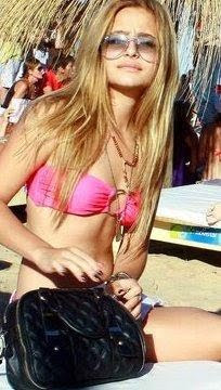 brenda asnicar en la playa
