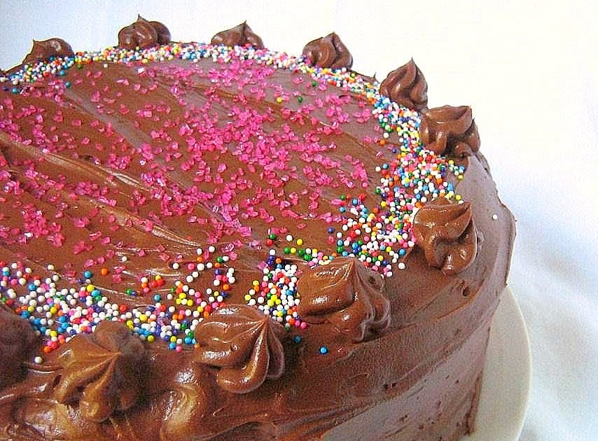 une gamine dans la cuisine Yellow Cake with Chocolate Sour Cream Frosting