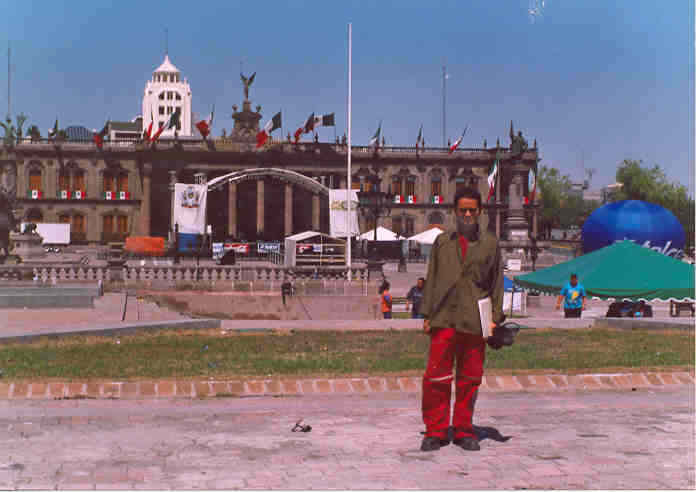 AQUÍ  ESTOY Y ATRÁS DE MI EL PALACIO DE GOBIERNO DE NUEVO LEÓN