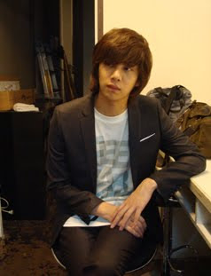 http://2.bp.blogspot.com/_QM2-6hVKZbQ/TAtFa5CdT7I/AAAAAAAAKvI/8GF9-xgHj1A/s400/Superjunior_HeeChul.jpg