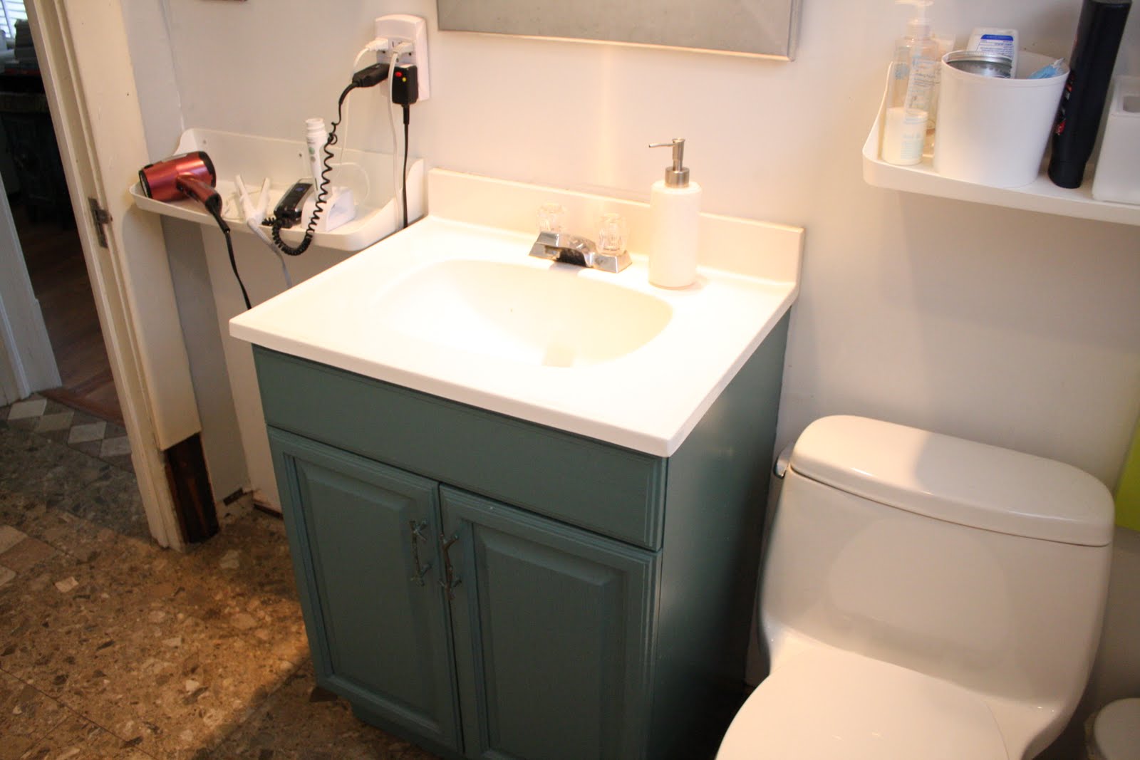 [frontbathbeforefeb2010.JPG]
