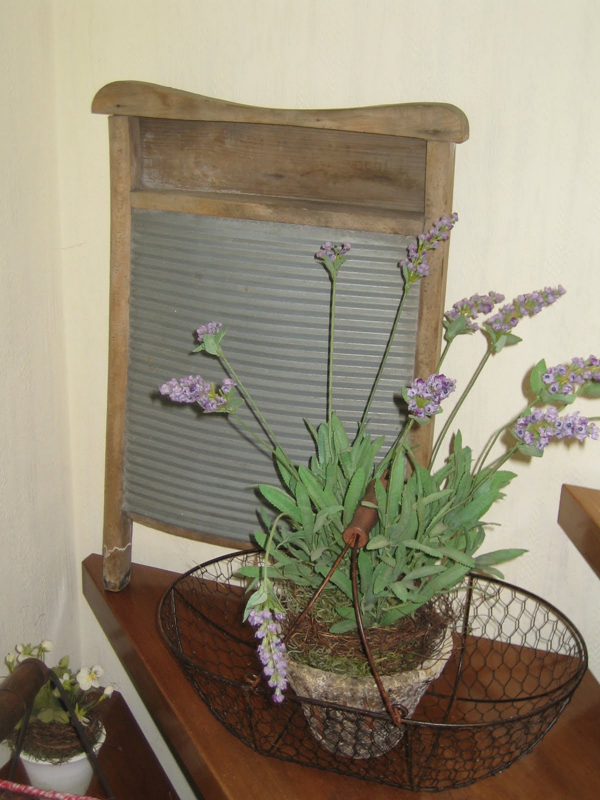 Anja aus dem Land der Friesen: Shabby Stuhl und Tischchen