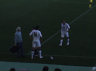 Momento da subtituição de Edinho por Bruno, Edinho sairia quiexando-se de dor na perna.