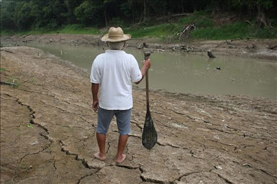 http://2.bp.blogspot.com/_QYImE28IQRc/SxxxLHqDMvI/AAAAAAAACqg/mYC5iMHKsp4/s400/Sequia+en+la+Amazonia+brasile%C3%B1a+reduce+el+nivel+del+r%C3%ACo+Negro.jpg