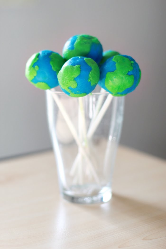 vanilla & lace Earth day cake pops