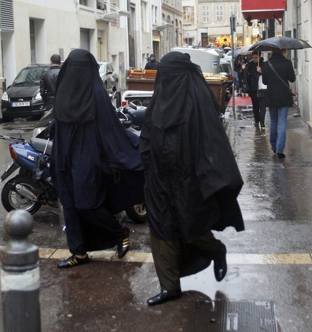 المسلمة والنقاب Women%2Bwearing%2Bniqabs%2Bwalk%2Bin%2Bthe%2Bstreet%2Bin%2BMarseille%2BDecember%2B24,%2B2009.%2BFrance's%2Bruling%2BUMP%2Bparty%2Bplans%2Bto%2Bpresent%2Ba%2Bbill%2Bto%2Bparliament%2Bin%2BJanuary%2Bthat%2Baims%2Bto%2Bban%2Bfull%2BIslamic%2Bveils%2Bin%2Ball%2Bpublic%2Bplaces