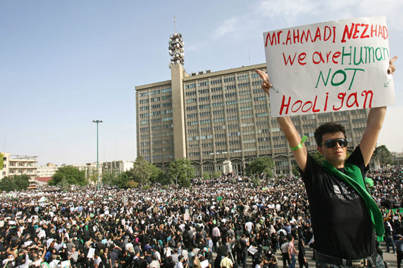[One+Tehrani+gets+his+point+across+with+a+banner+addressed+to+Ahmadinejad.jpg]