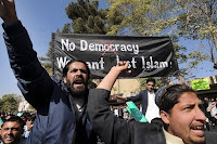 Afghan+university+students+shout+anti-US+slogans+and+hold+a+banner+reading+'No+Democracy (610×405)