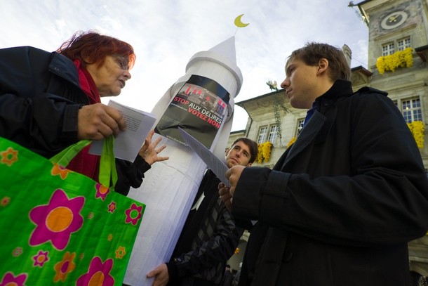 Kampa proti minaretm v ulicch Bernu.