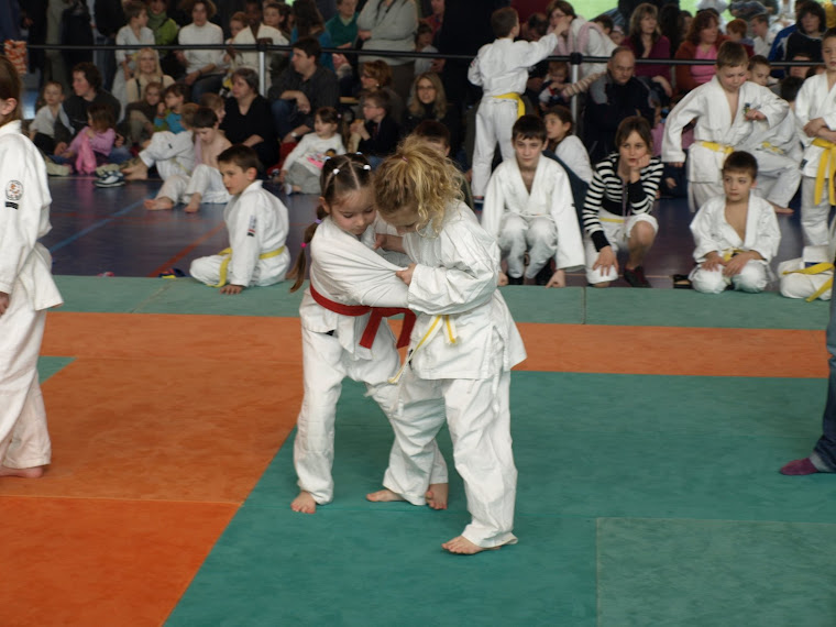 Angele avec la ceinture rouge, a son deuxième combat