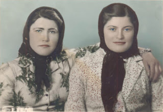 Düzeltilmiş ve renklendirilmiş eski iki kadın fotoğrafı