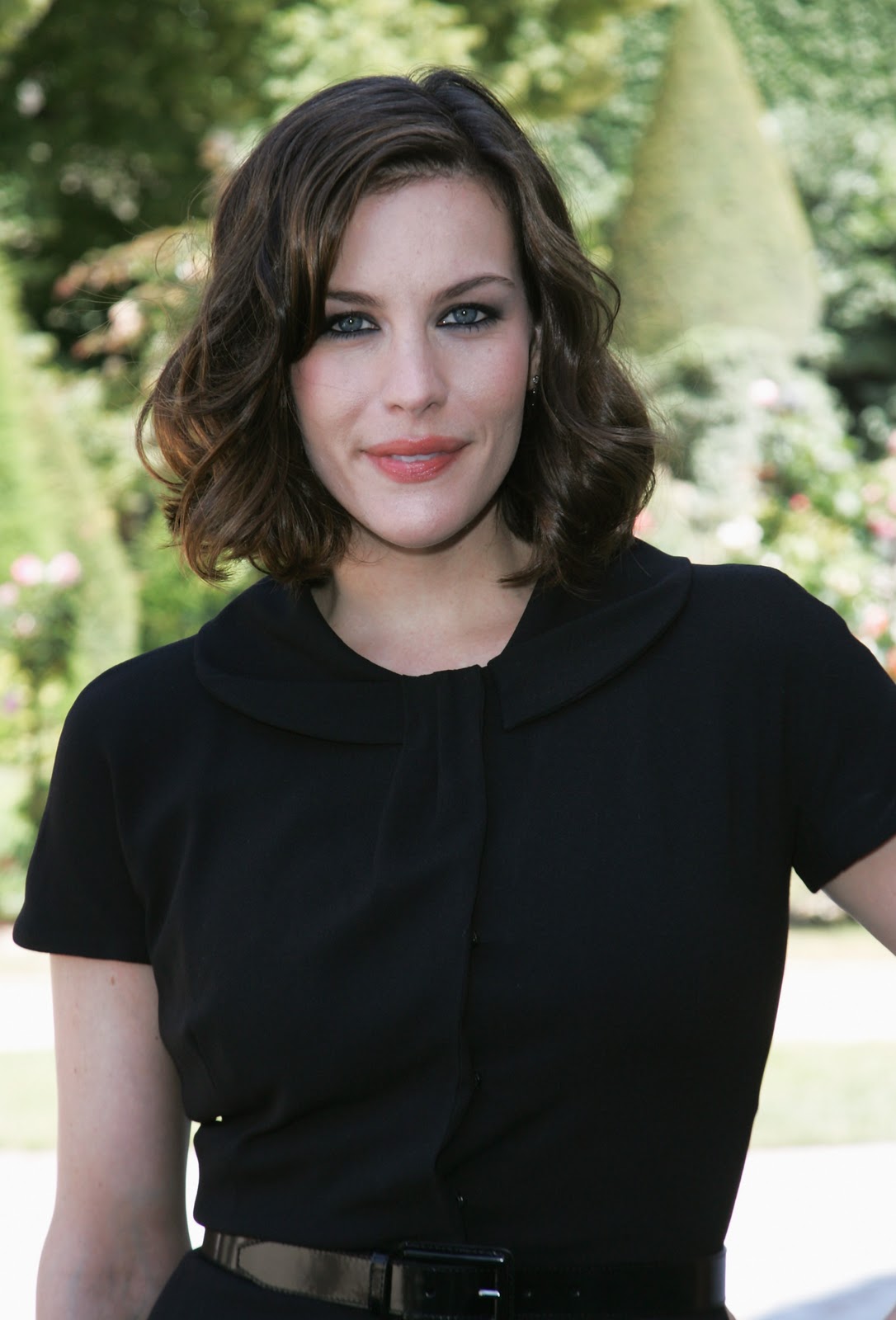 http://2.bp.blogspot.com/_QhQHrMXYV40/TMMHuAV7TjI/AAAAAAAAAMI/Dnmj99BO_IQ/s1600/47787_celebutopia-liv_tyler_arrives_at_the_dior_309_spring_summer_haute_couture_fashion_show_in_paris-08_122_723lo.jpg