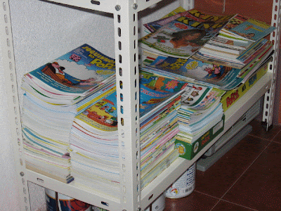 Estante com revistas de passatempos para crianças Paulo Freixinho
