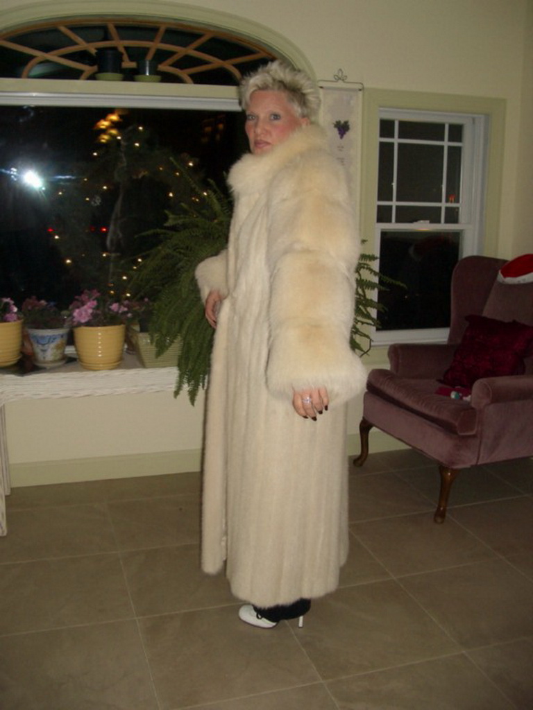 LAFOURRURE2 Biggest fox fur coat